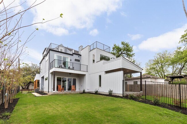 Building Photo - 1402 Summit St