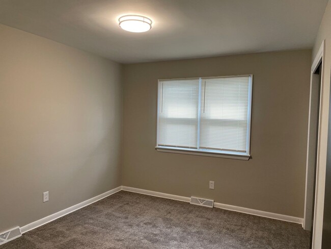 Building Photo - 1910 Thornapple Ave