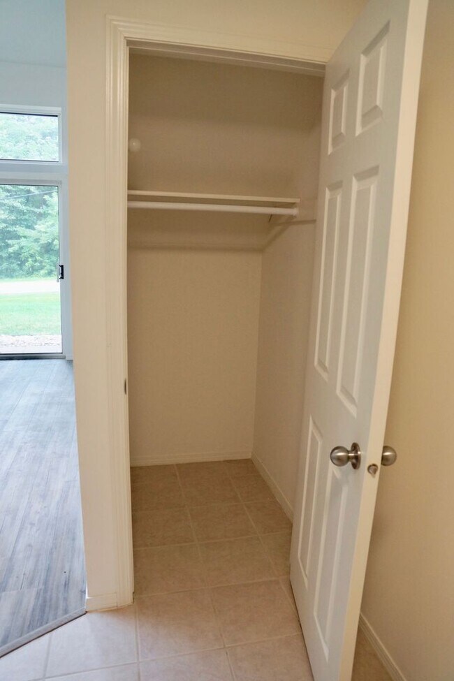 Building Photo - Great Arboretum location - lofted units - ...