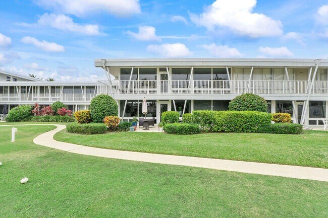 Building Photo - 1221 Hillsboro Mile