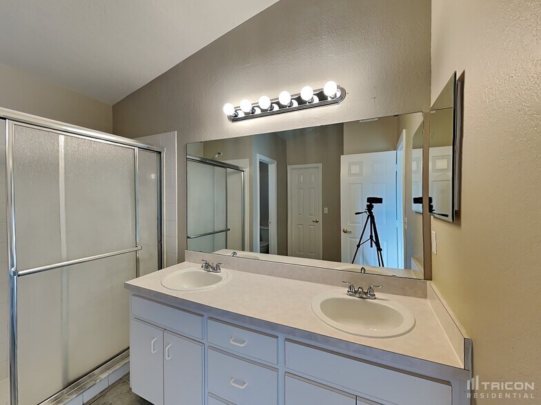 Building Photo - 7641 Manor Dr