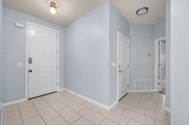 Building Photo - MOVE-IN SPECIAL!