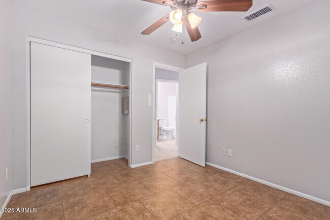 Building Photo - 208 E Devon Dr