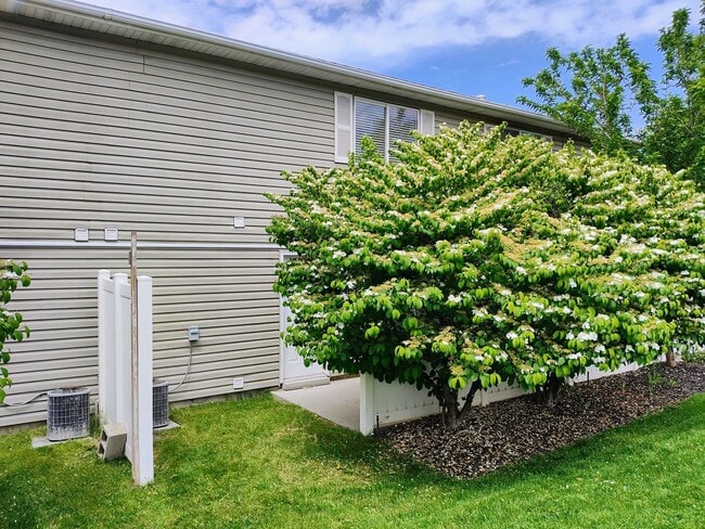 Building Photo - Great 3 Bd 2.5 Bath Townhome