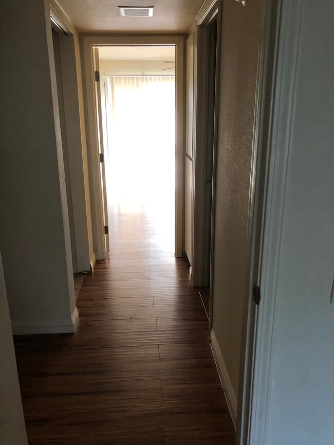 Building Photo - 32 Lakeview Cir