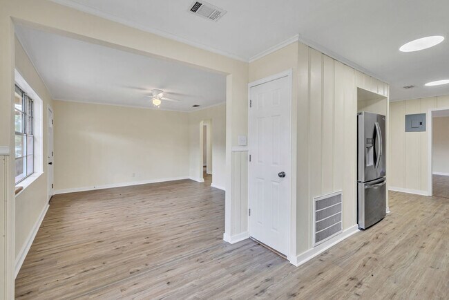 Building Photo - 2053 South Dr