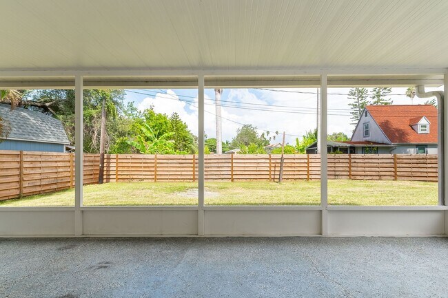 Building Photo - Spacious, Pet Friendly, 2 Bed Home with La...