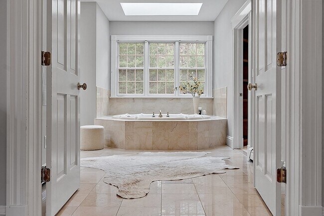 Building Photo - 451 Wellesley St