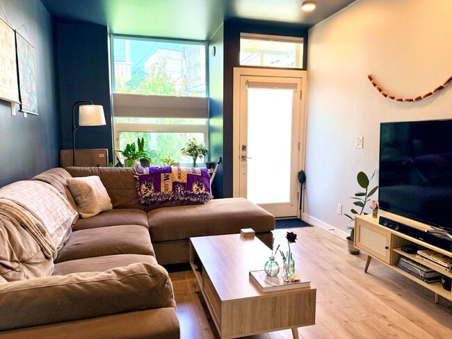 Building Photo - Modern & Spacious 3-Story Home in Seattle