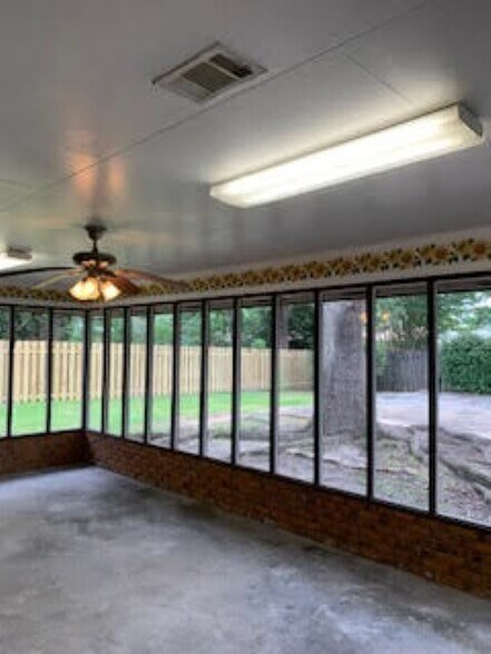 Building Photo - 609 Parkwood Dr