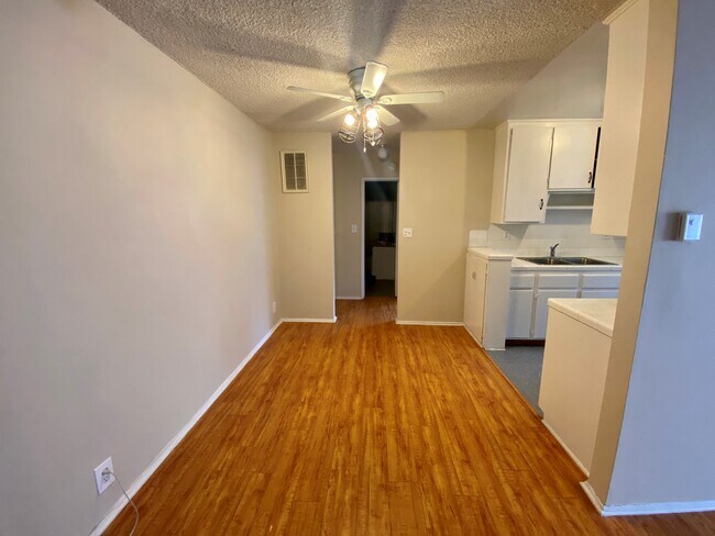 Building Photo - 2215 N Beachwood Dr