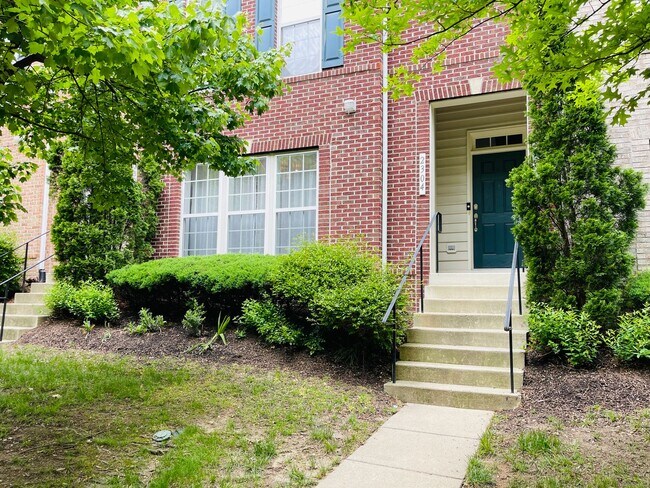 Building Photo - POTOMAC CLUB - SECONDS TO STONEBRIDGE - EASY REVERSE COMMUTE TO QUANTICO