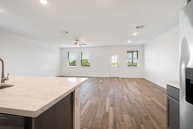 Building Photo - Homey 4 Bedroom, 2 Bath, 1-Story Home in H...