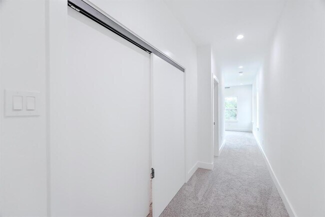 Building Photo - 7903 Sunnyhill St