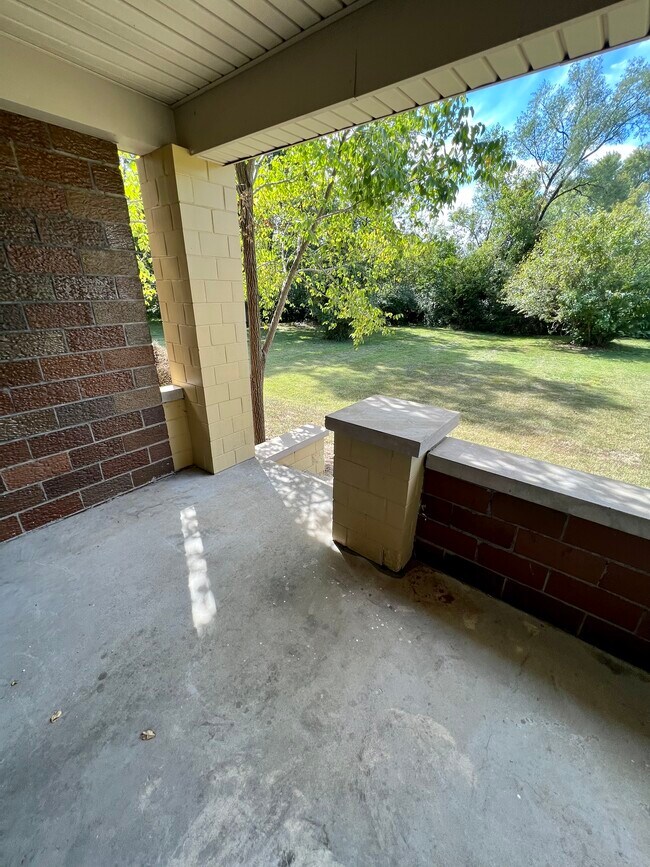 Building Photo - 343 Villa Dr