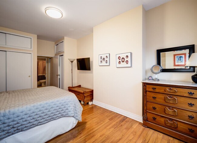 Building Photo - 264 9th St