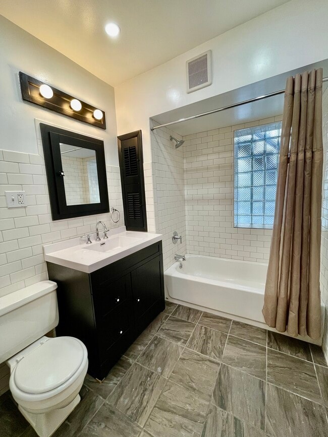 Building Photo - 824 Elgin Ave