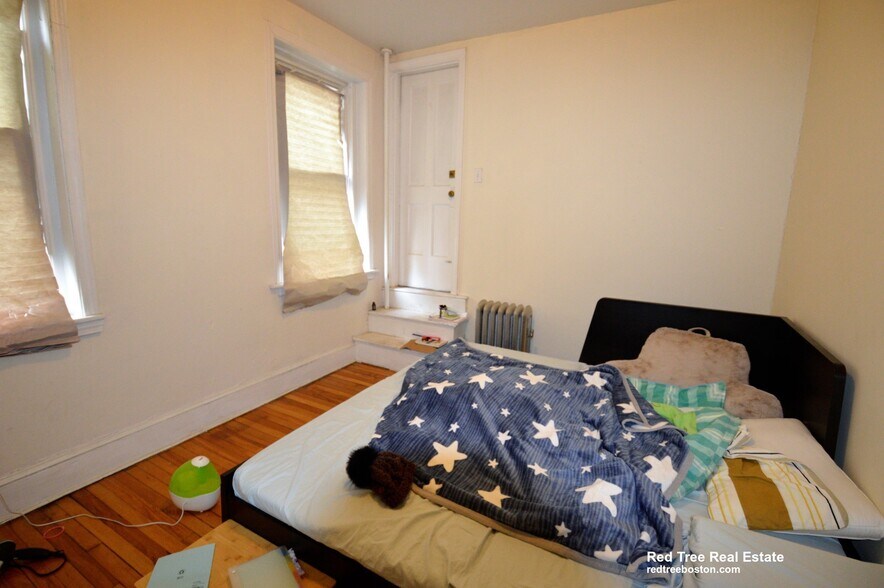 Building Photo - 324 St Paul St