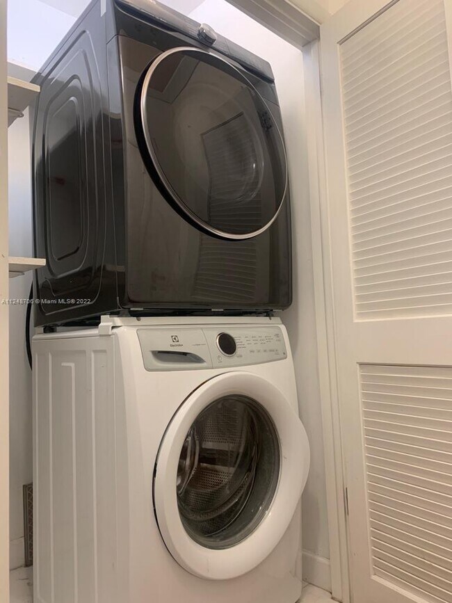 Building Photo - 1001 Surfside Blvd