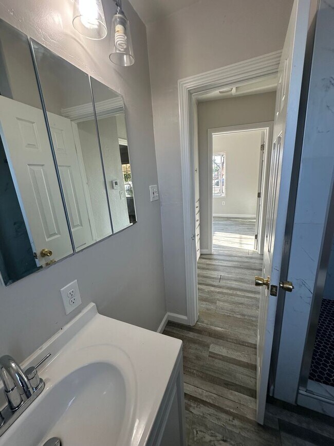 Building Photo - Newly Remodeled 3BR Home with Fireplace Ch...