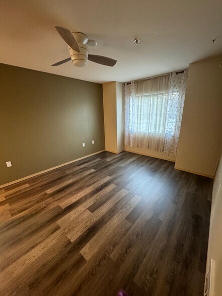 Building Photo - 805 Harrington Pl SE