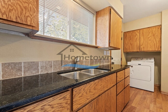 Building Photo - Beautiful 2 bedroom 1 bath Duplex in Hayden!