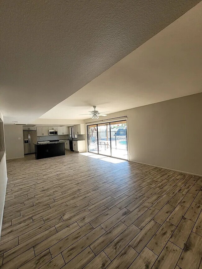 Building Photo - Stunning 4-bedroom home with pool