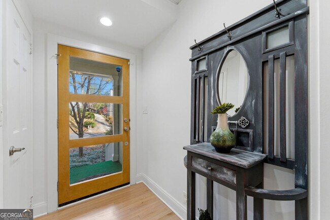 Building Photo - 302 Hascall Rd NW