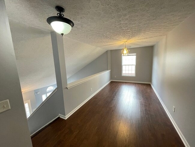 Building Photo - Jordan Ridge Bordeaux area home with bonus...