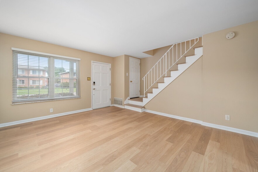 Primary Photo - 447 Olian Dr