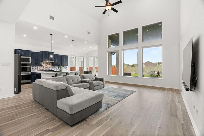 Building Photo - 372 Hollister Dr