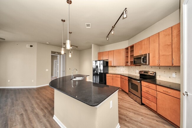 Building Photo - 5455 Richmond Ave.