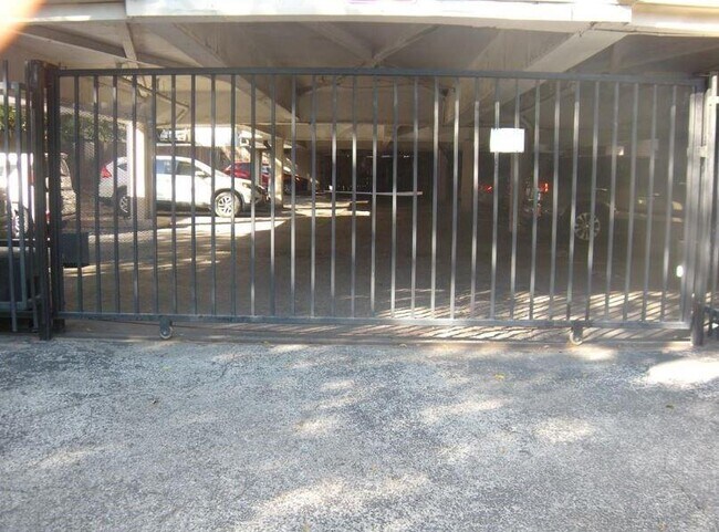 Building Photo - 704 W 21st St