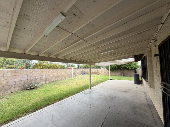 Building Photo - 560 S Quince Ave