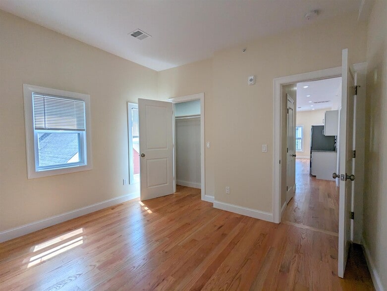 Building Photo - 2 Sacramento Pl