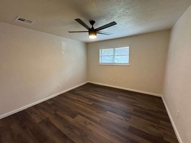 Building Photo - Stunning and trendy 3 bed 2 bath 2 car gar...