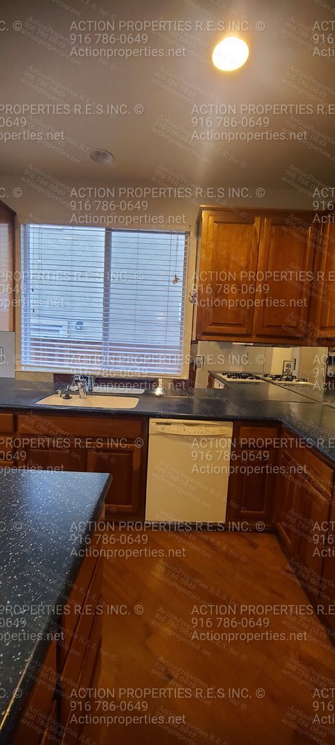 Building Photo - Roseville (Highland Park) 3 Bed Plus Den/O...
