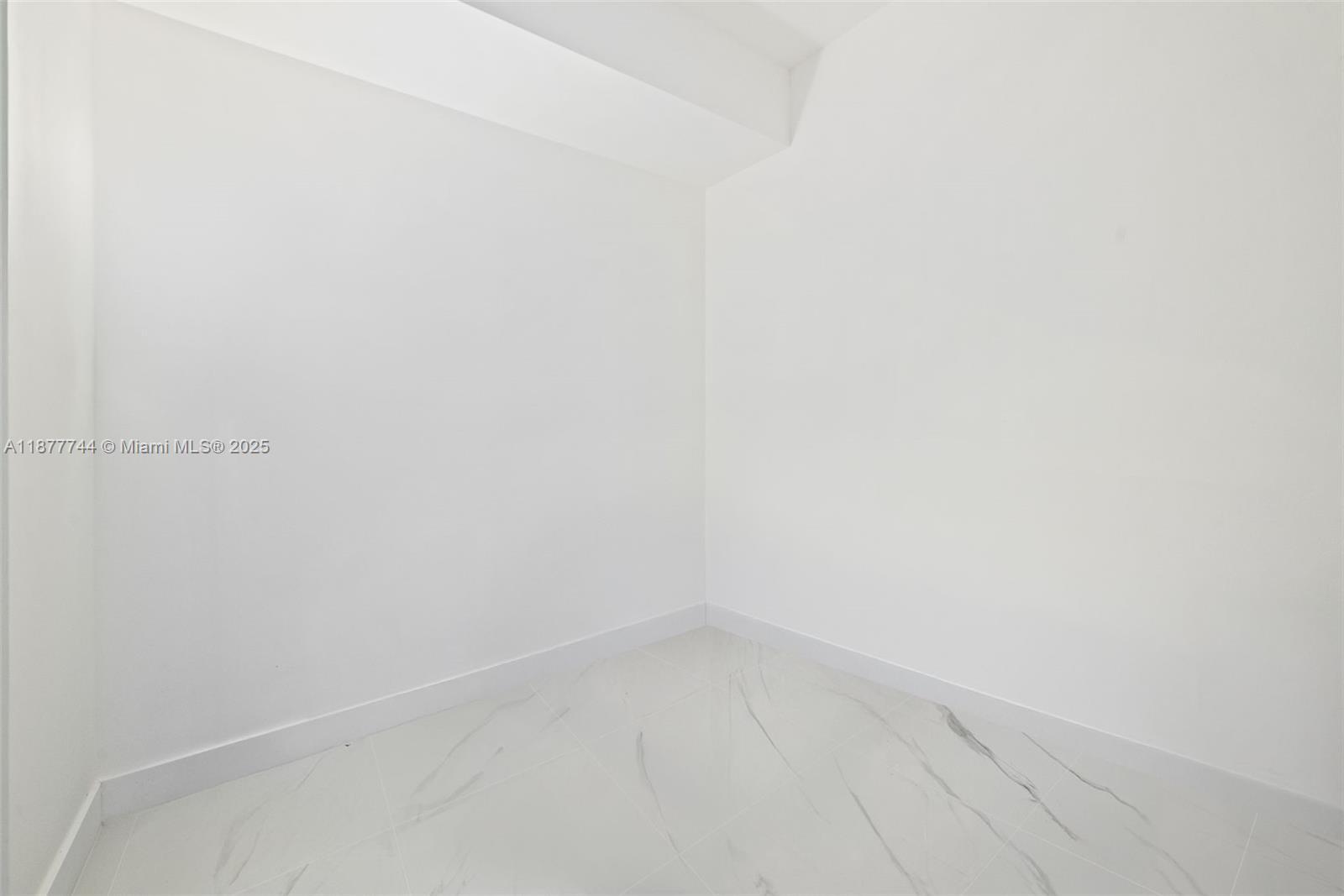 Building Photo - 700 NE 24th St