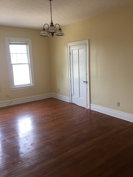 Building Photo - 1024-1028 Street