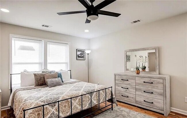 Building Photo - Elegant 3 BD 2.5 BA Home Offering Luxury Living in the Heart of Atlanta