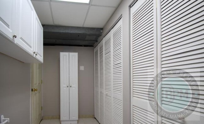 Building Photo - Discover a spacious 3Bd/2.5Ba home