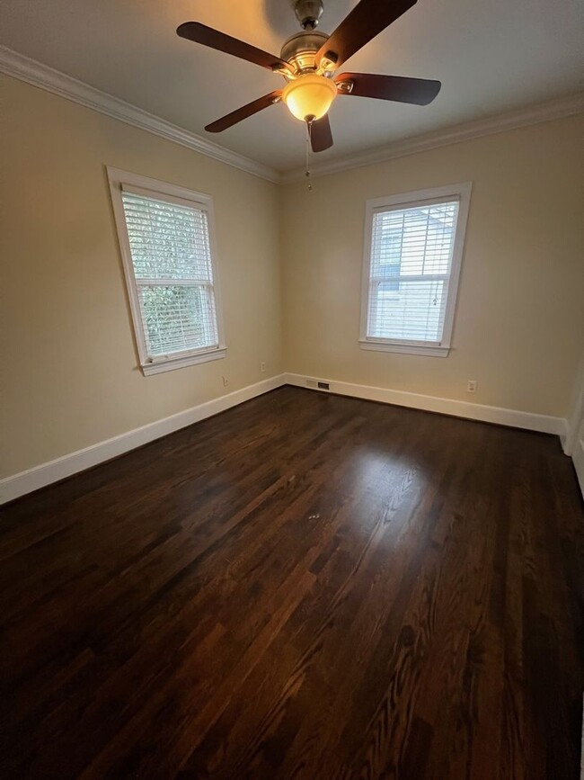 Building Photo - Beautiful 2 Bed 1 Bath duplex unit in the ...