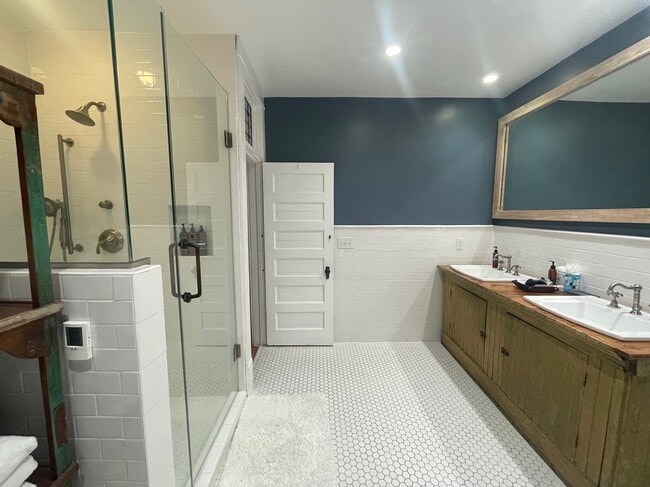 Building Photo - 4453 York Ave S