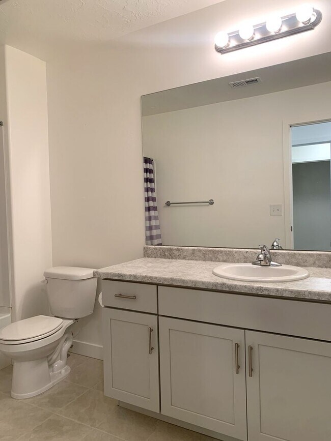 Building Photo - Move In & Get 2 Weeks Free! 3 Bed 2.5 Bath Townhome in West Haven