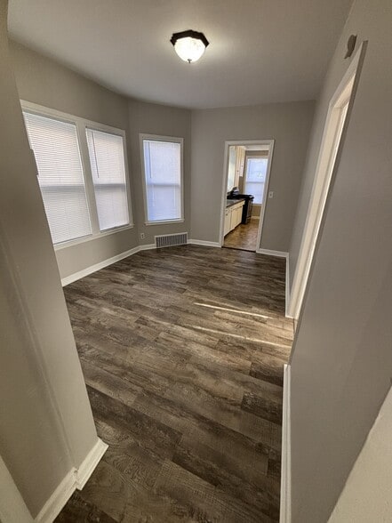 Building Photo - 472 Case Ave