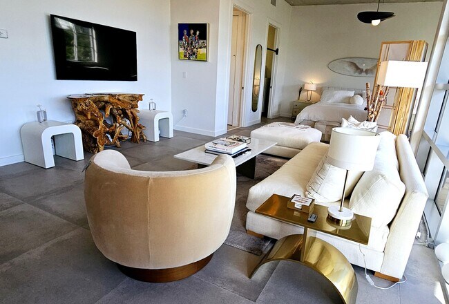 Building Photo - 365 SE 6th Ave