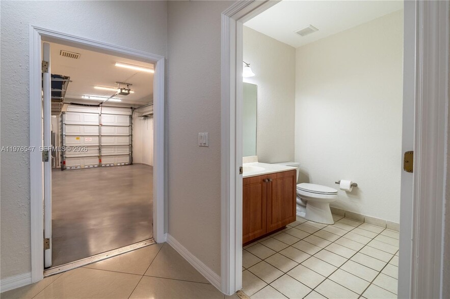 Building Photo - 5327 SW 40th Ave