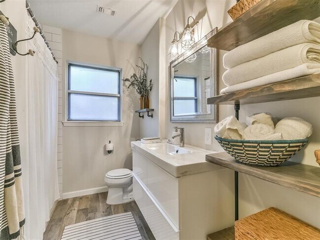 Building Photo - 401 Reta Dr