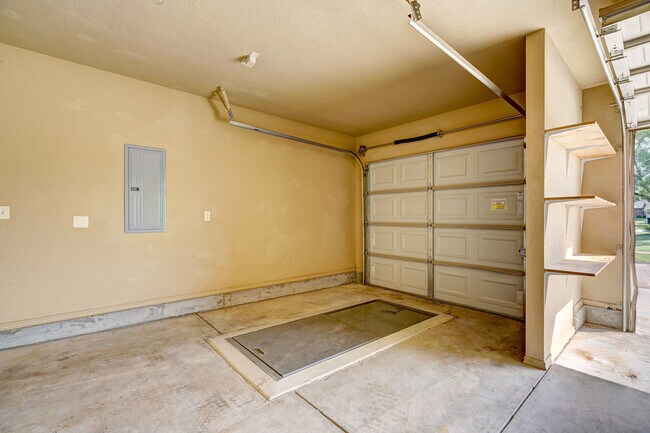 Building Photo - 1713 Pinewood Dr