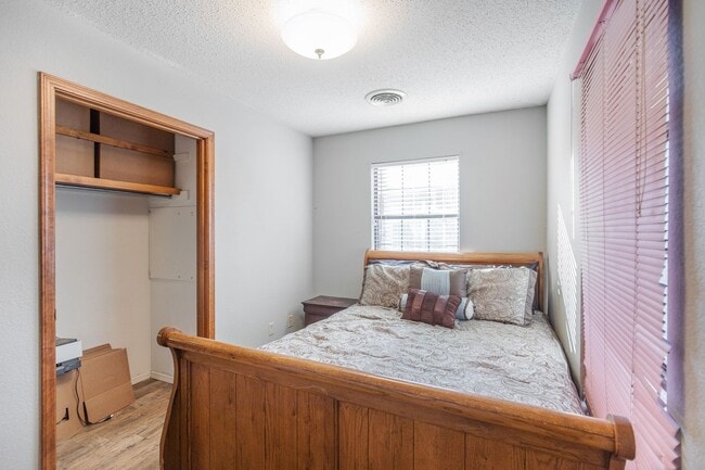 Building Photo - 3 Bedroom 2 Bathroom Home - Dogs Allowed & Large Backyard!